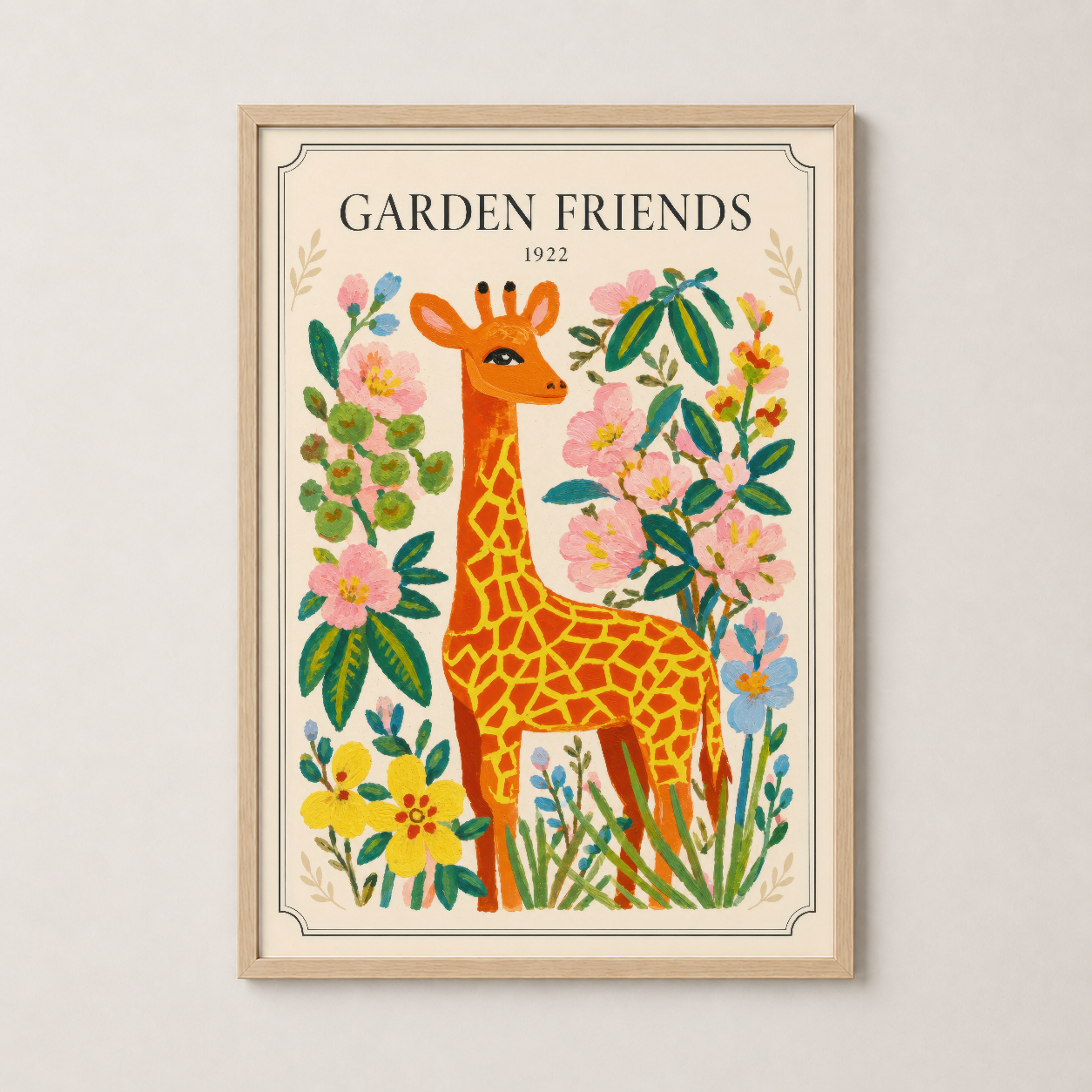 Ahşap çerçeveli Garden Friends tablosu, turuncu zirafa ve botanik çiçekler içeren retro poster sanatı.