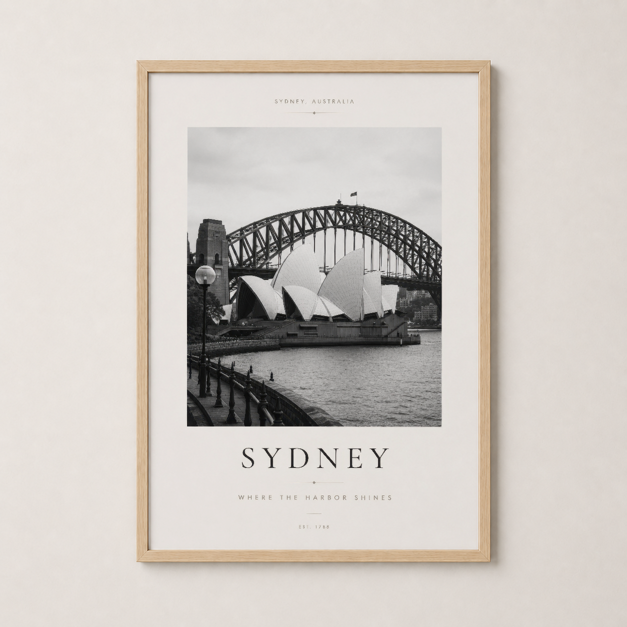 Sydney panoraması doğal ahşap çerçevede, sıcak ve aksamblı bir yaşam alanına uyum sağlayan dekoratif poster.