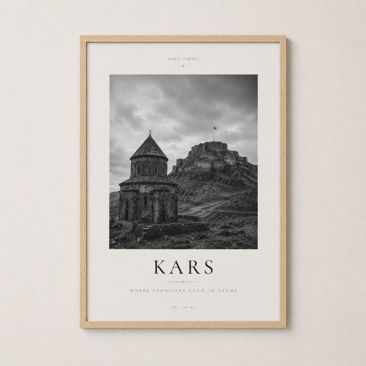 Kars sanat baskısı doğal ahşap çerçevede, eski kilise ve kalesi siyah beyaz fotoğrafla yer alır.