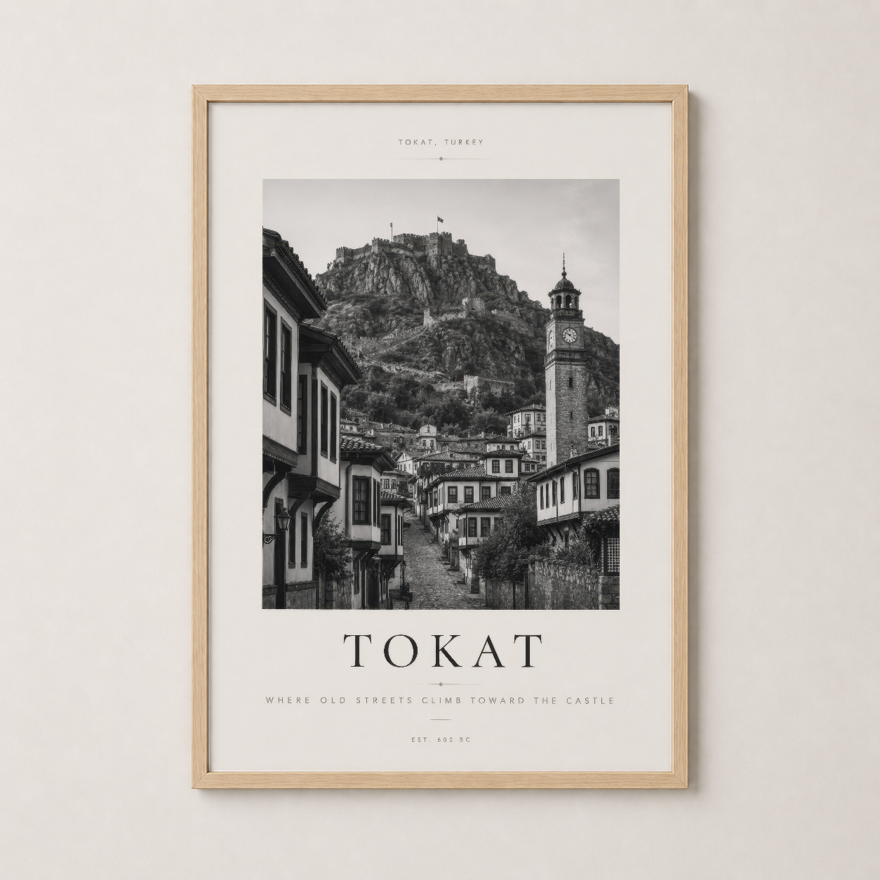 Doğal ahşap çerçevede Tokat'ın vintage fotoğraf etkili portresi, sıcak ve sofistike iç dekorasyon