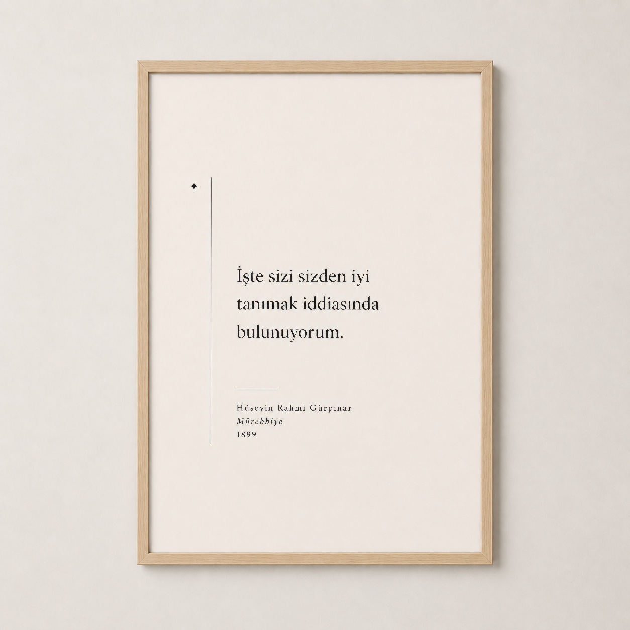 Edebiyat tablosu doğal ahşap çerçevede, modern minimalizmle klasik okuma atmosferi yaratan poster.