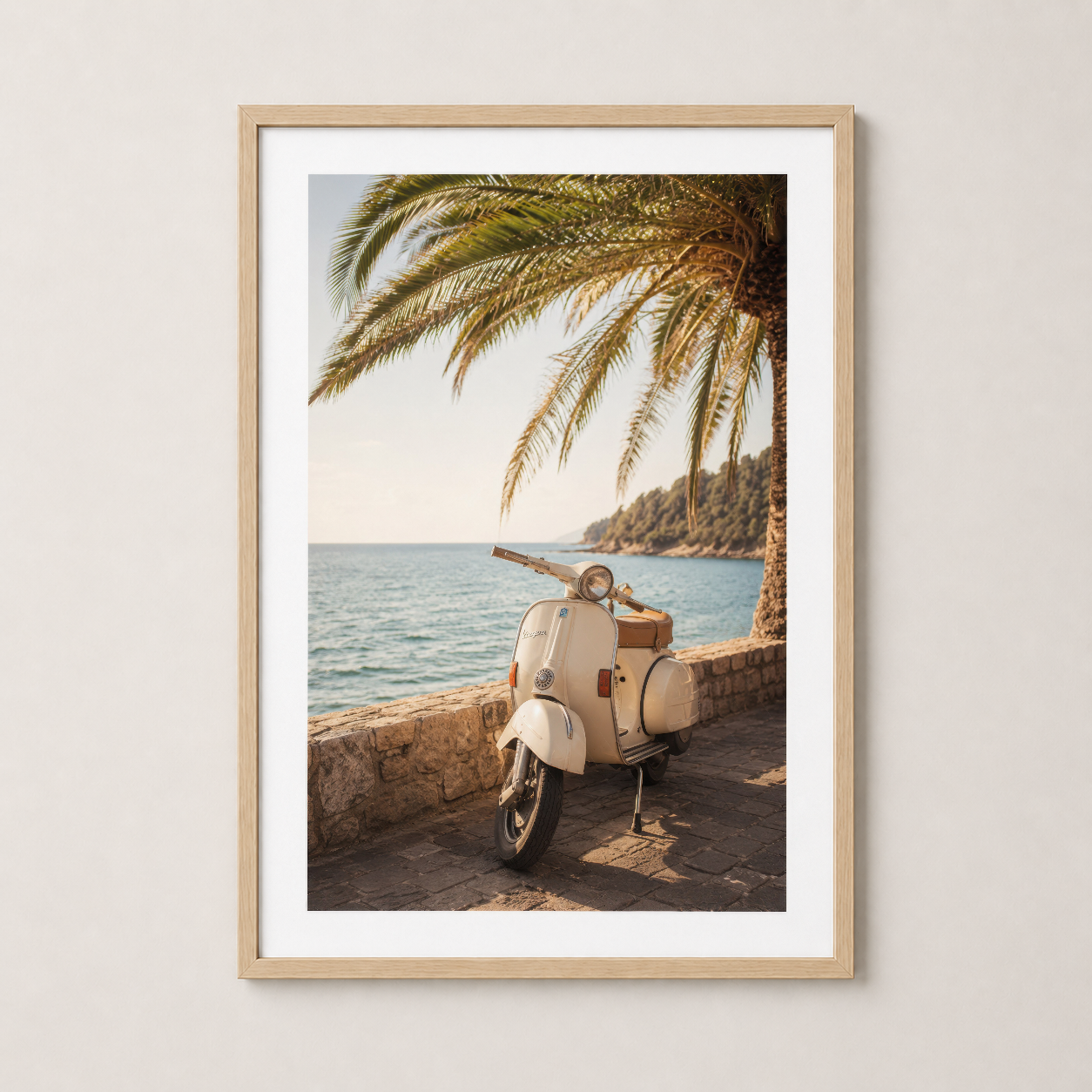 Doğal ahşap çerçeveli tablo, nostaljik Vespa motifi ve tropikal sahil atmosferi