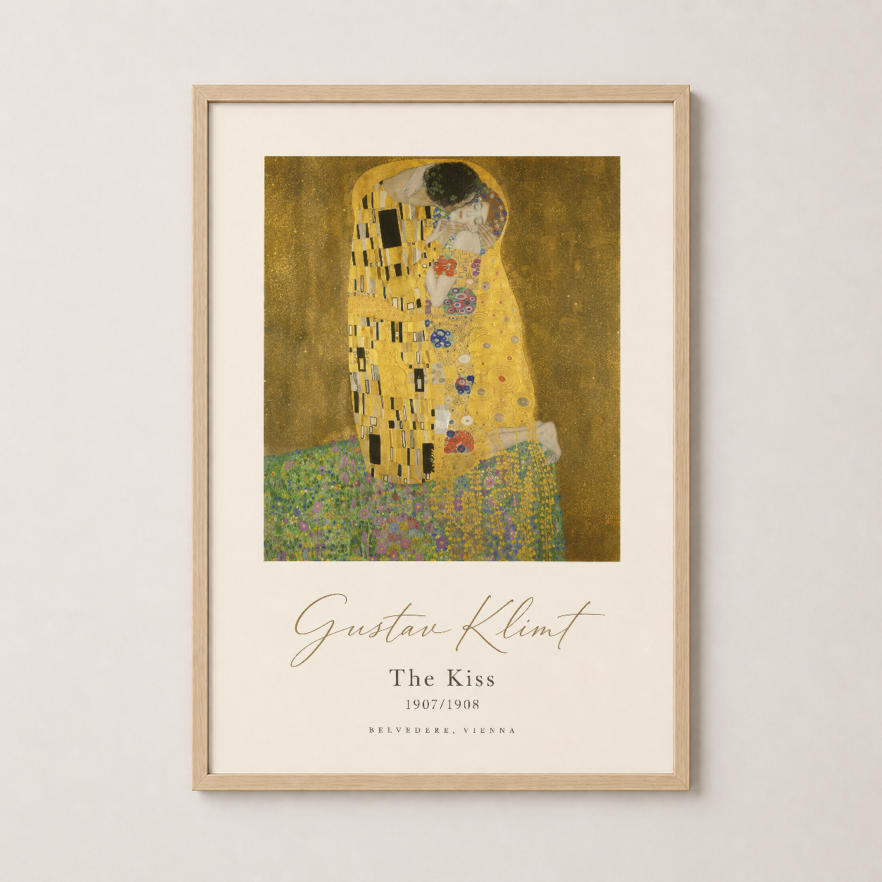 Doğal ahşap çerçeveli Gustav Klimt The Kiss baskısı, sıcak tonlar ve altın detaylarla dekoratif odada asılı