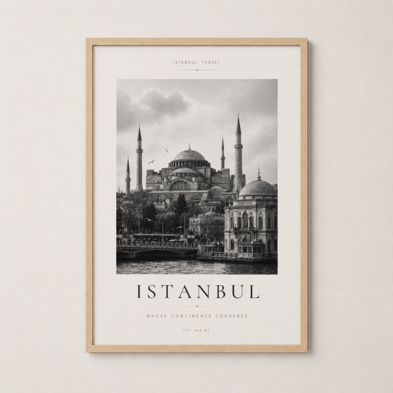 Doğal ahşap çerçeveli İstanbul sahnesi, sıcak ve samimi bir atmosfer yaratarak yaşam alanını zenginleştiriyor.