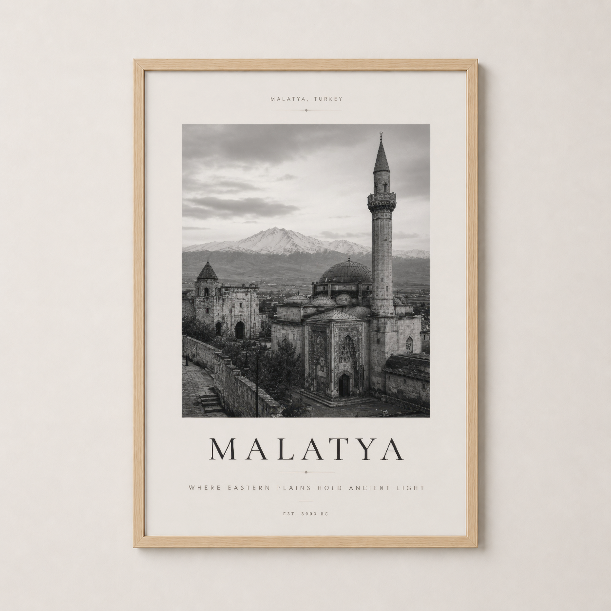 Doğal ahşap çerçevede Malatya tablosu, ev dekorasyonuna sıcak ve canlı bir karakter katıyor.