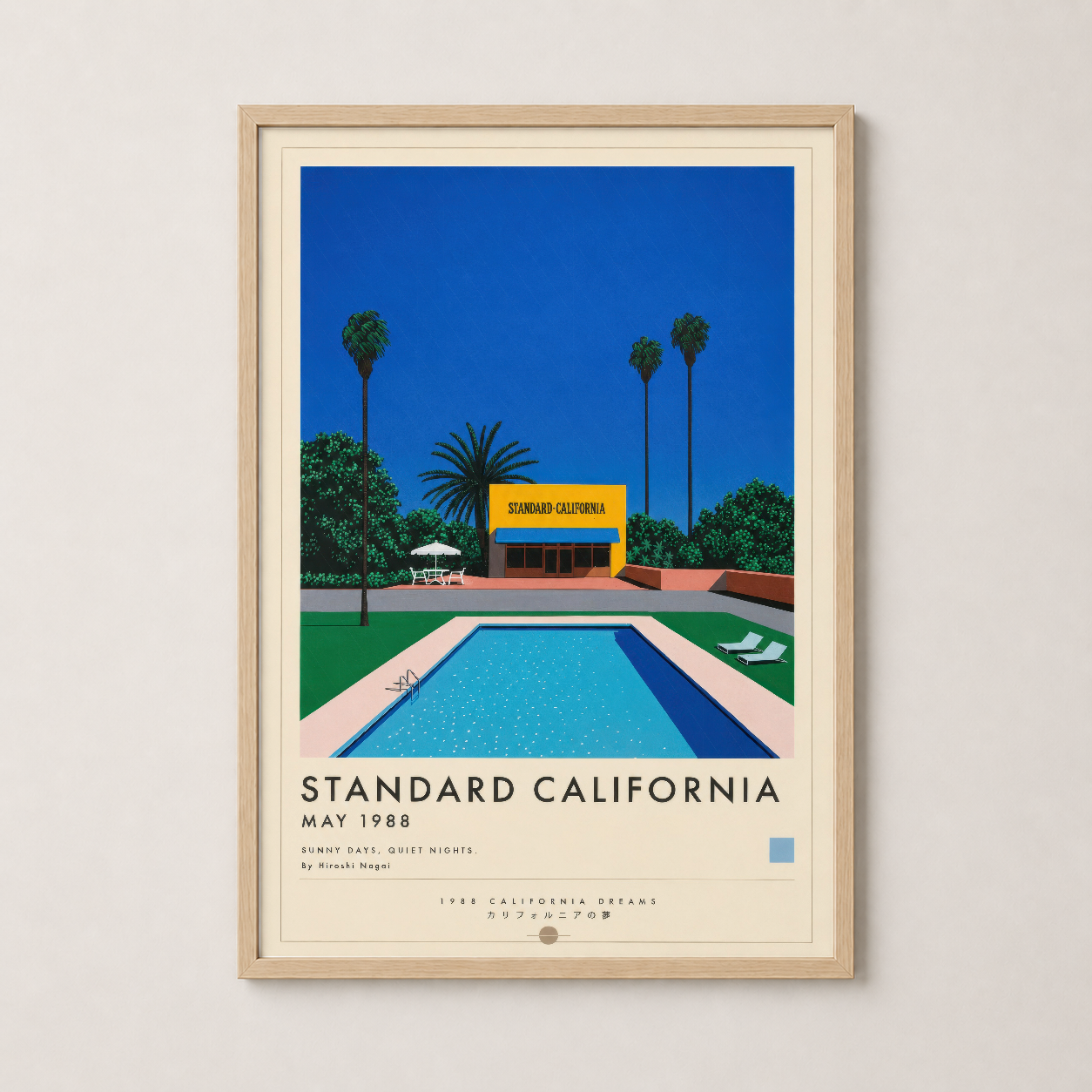 Ahşap çerçeveli Standard California posteri, açık tonlar ve canlı mavi gökyüzü ile sıcak, doğal dekor stiline uyum sağlayan