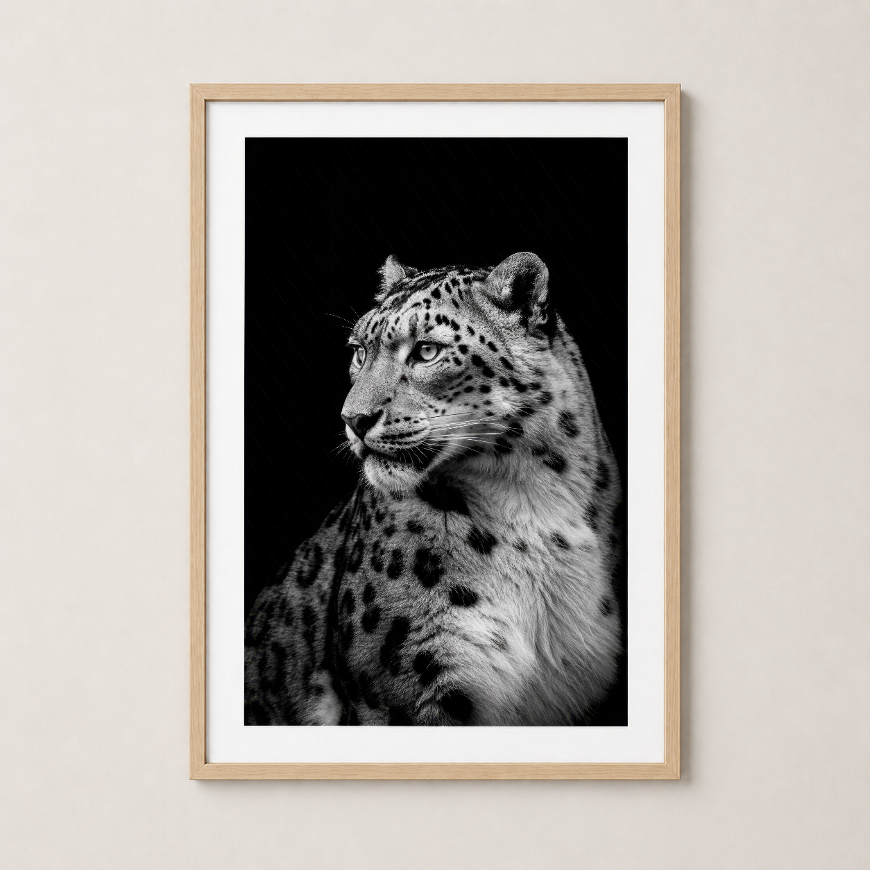 Doğal ahşap çerçeveli kar leoparı tablosu, sıcak tonda iç mekana sofistike bir dokunuş katıyor.