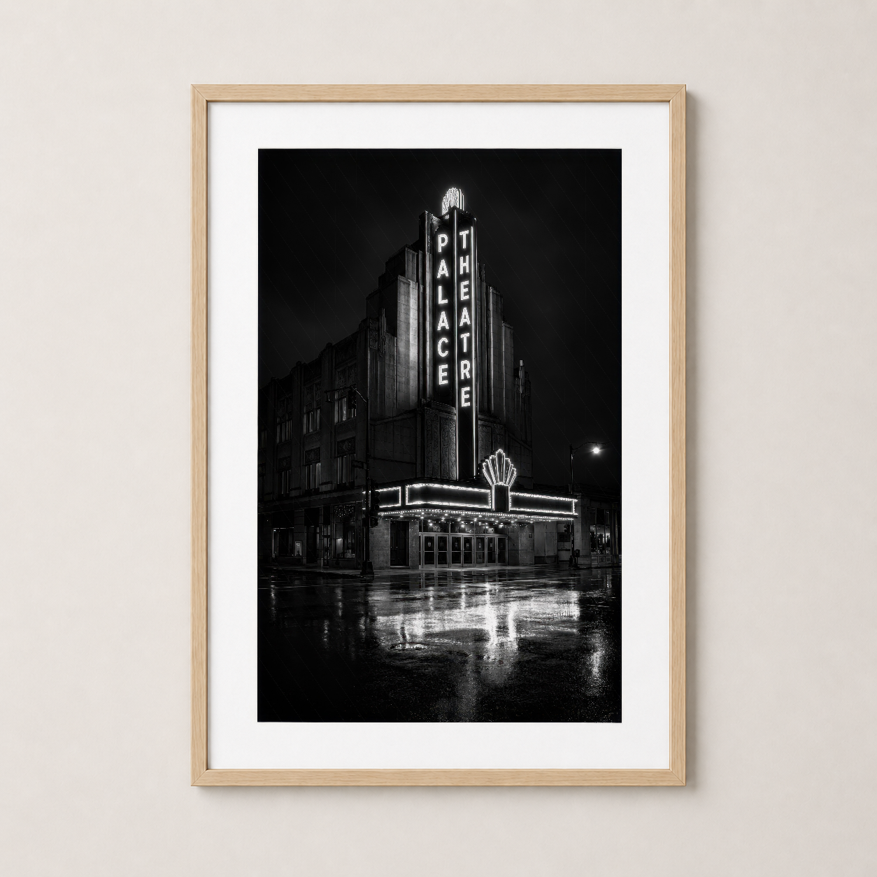 Ahşap çerçeveli sanat eseri: siyah beyaz Palace Theatre fotoğrafı, urban vintage stil ve işık yansımaları.