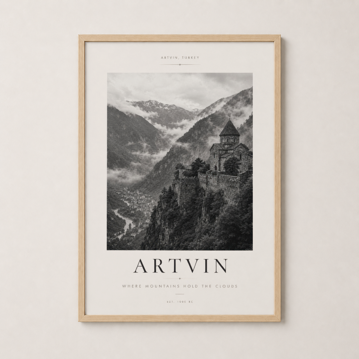 Artvin Kalesi posteri doğal ahşap çerçevede, dağlık bölgedeki tarihi yapıyı gösteren monokrom sanat eseri.