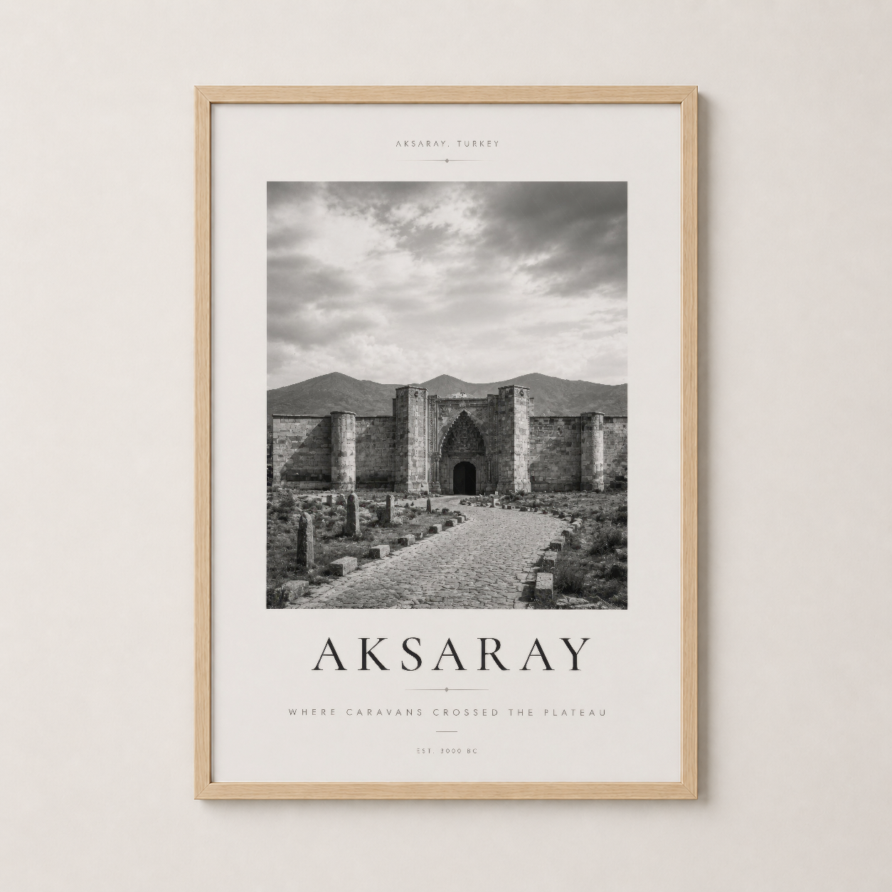 Aksaray tablosu ahşap çerçevede, karavansaray mimarisi, sıcak ve doğal dekor stili.
