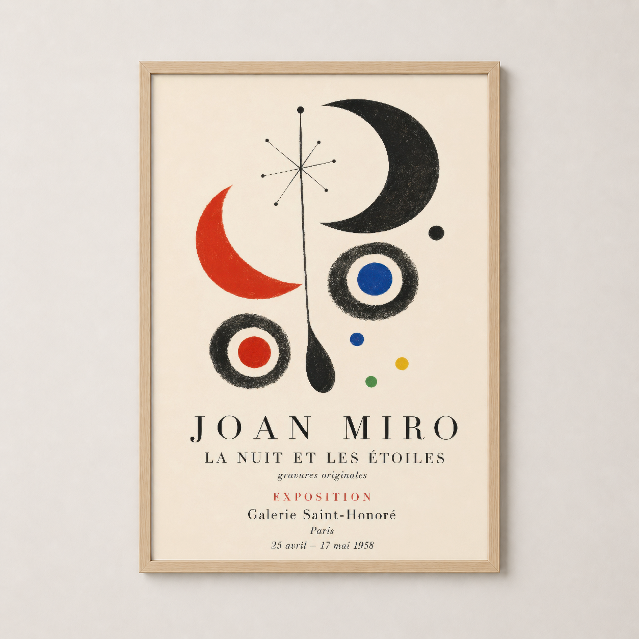 Ahşap çerçevede Miró tablosu, sıcak tonda doğal estetik sunan vintage modern duvar sanatı.