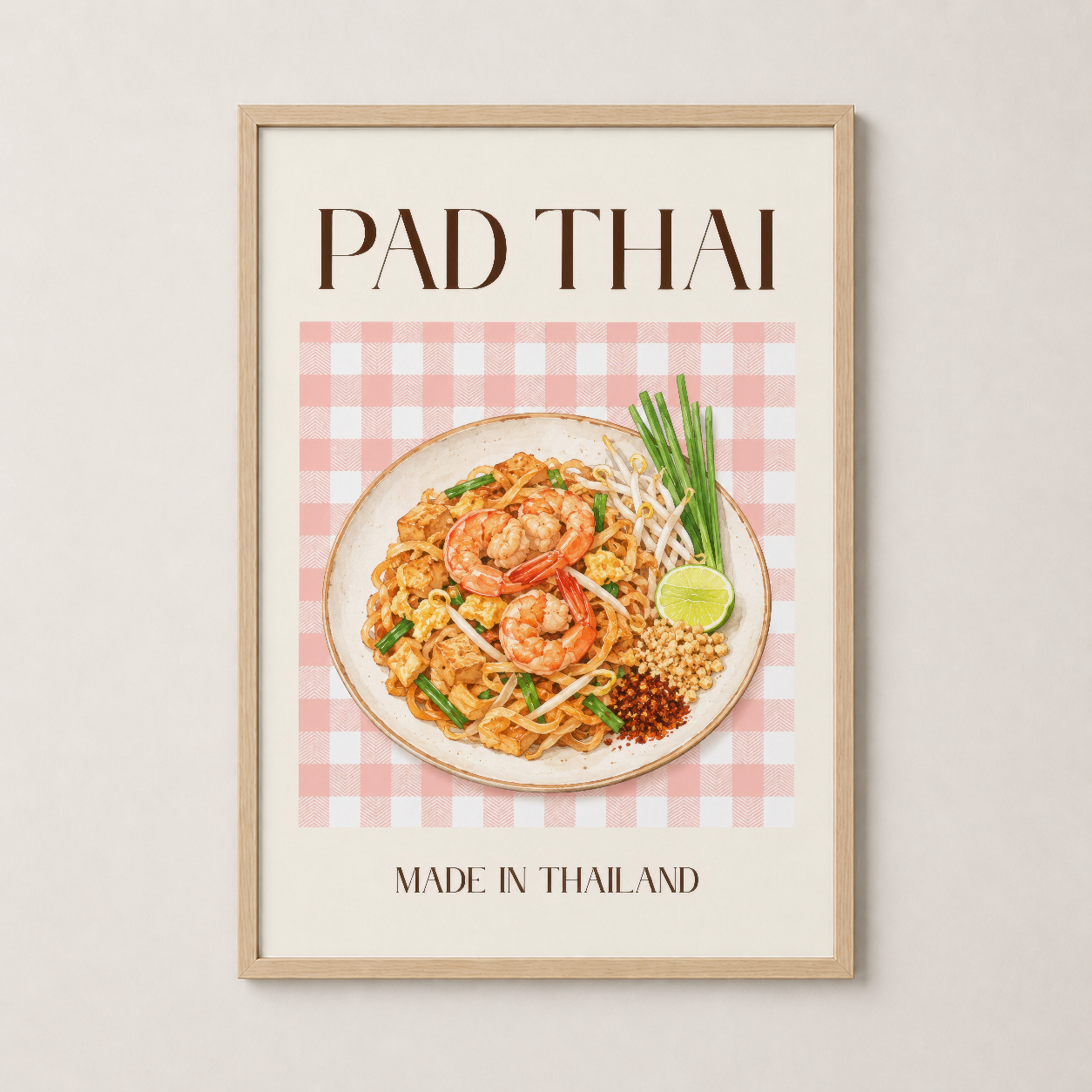 Doğal ahşap çerçeveli Pad Thai tablosu, sıcak tona sahip mutfak sanati, Tayland lezzetini anlatır.