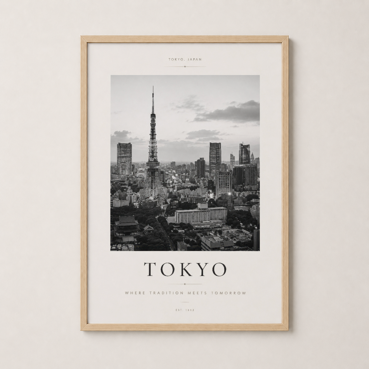 Tokyo şehrinin manzarasını siyah-beyaz fotoğrafla sunan poster, ahşap çerçevede sergilenmektedir.