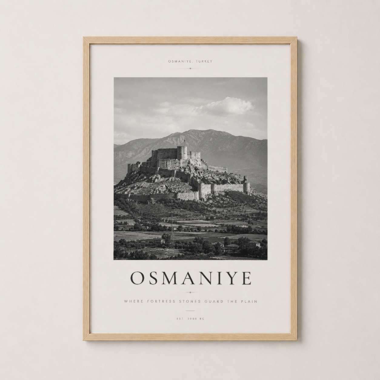 Doğal ahşap çerçevedeki Osmanlı Kalesi artwork, sıcak ve organik bir stil hissi verir.