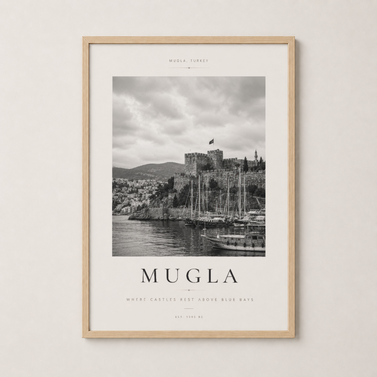 Doğal ahşap çerçeveli Muğla posteri, yelkenli tekneleri ve kale detaylarını warm tonlarla vurgulayan.