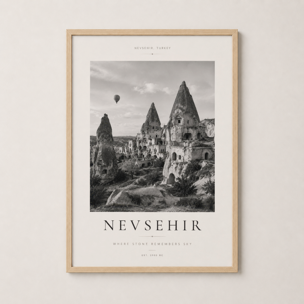 Nevsehir duvar sanatı ahşap çerçevede, tarihi manzara ve baskın taş formasyonları