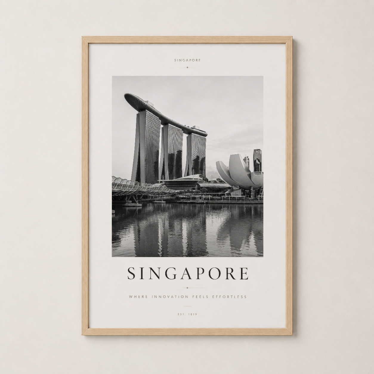 Doğal ahşap çerçeveli Singapur poster, sıcak ve zarif dekorasyon stili için tercih edilen seçim.