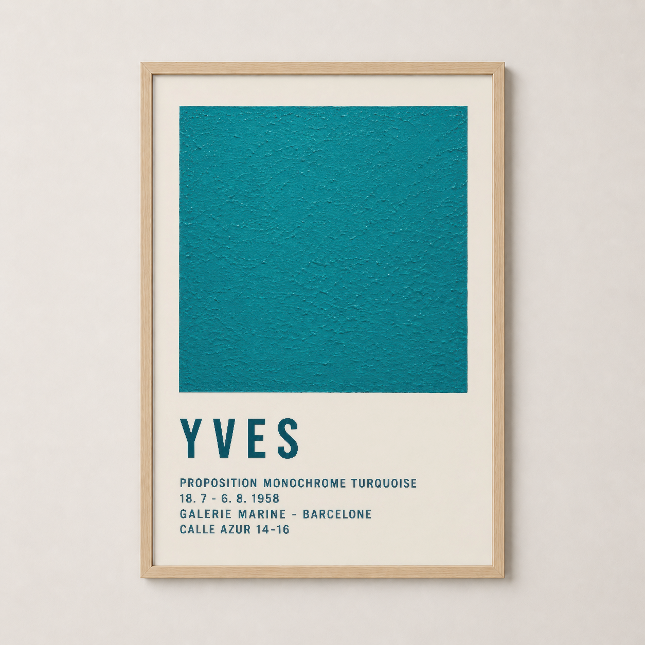 Doğal ahşap çerçeveli Yves posteri, sakin turkuaz renk ve minimalist sanat galeri yayını tasarımı