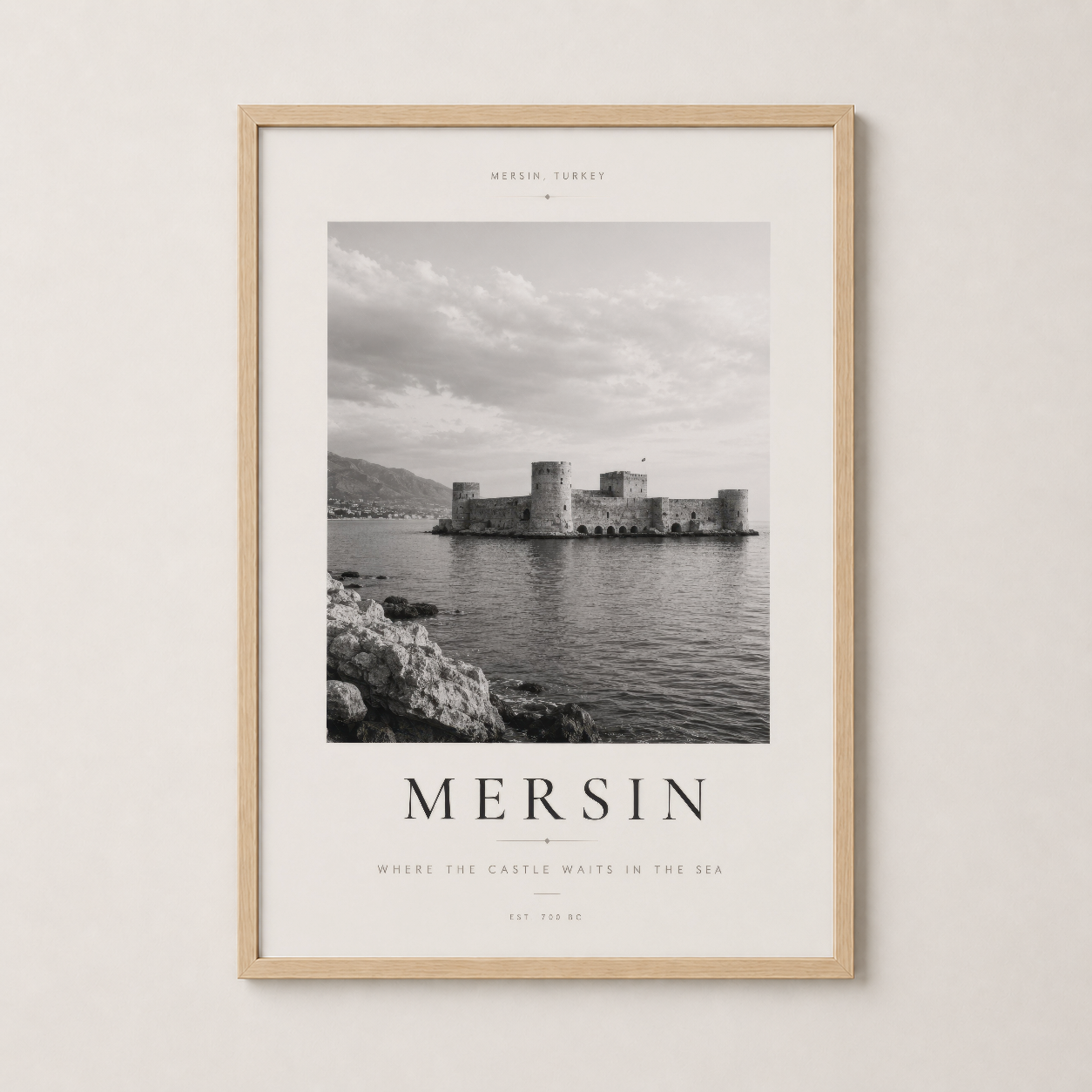 Mersin'in deniz kalesi sanat baskısı doğal ahşap çerçeveliyle, ılık ve modern dekorasyon çözümü.
