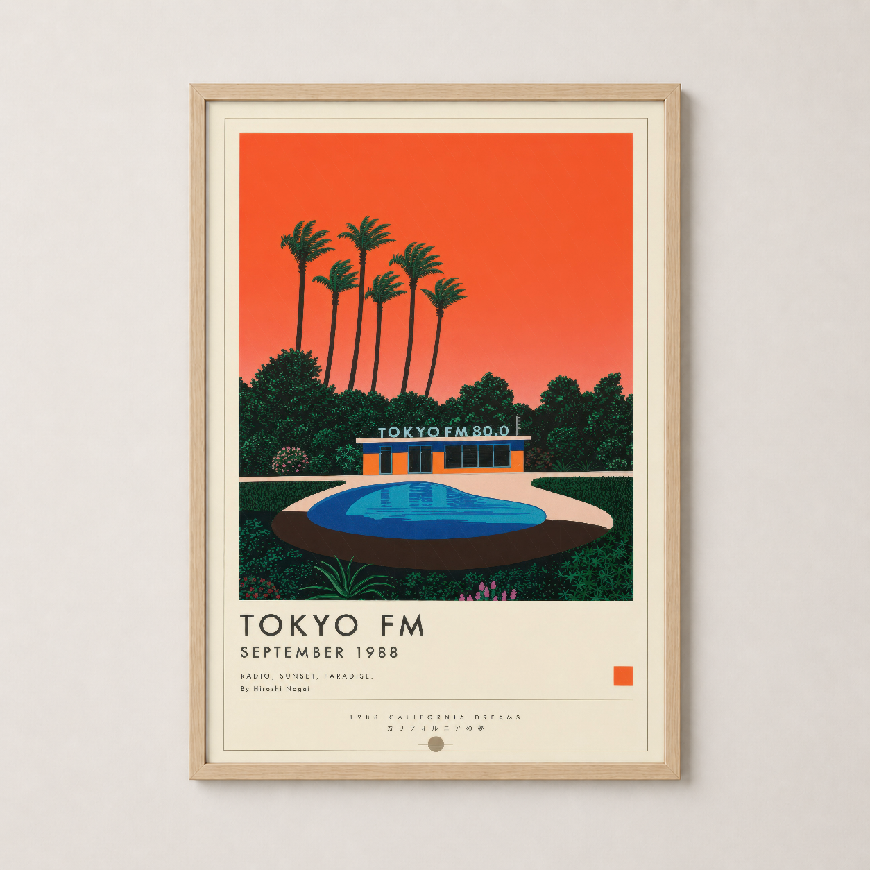 Tokyo FM posteri ahşap çerçevede, vintage tasarım, sıcak dekoratif vurgular ve retro estetik.