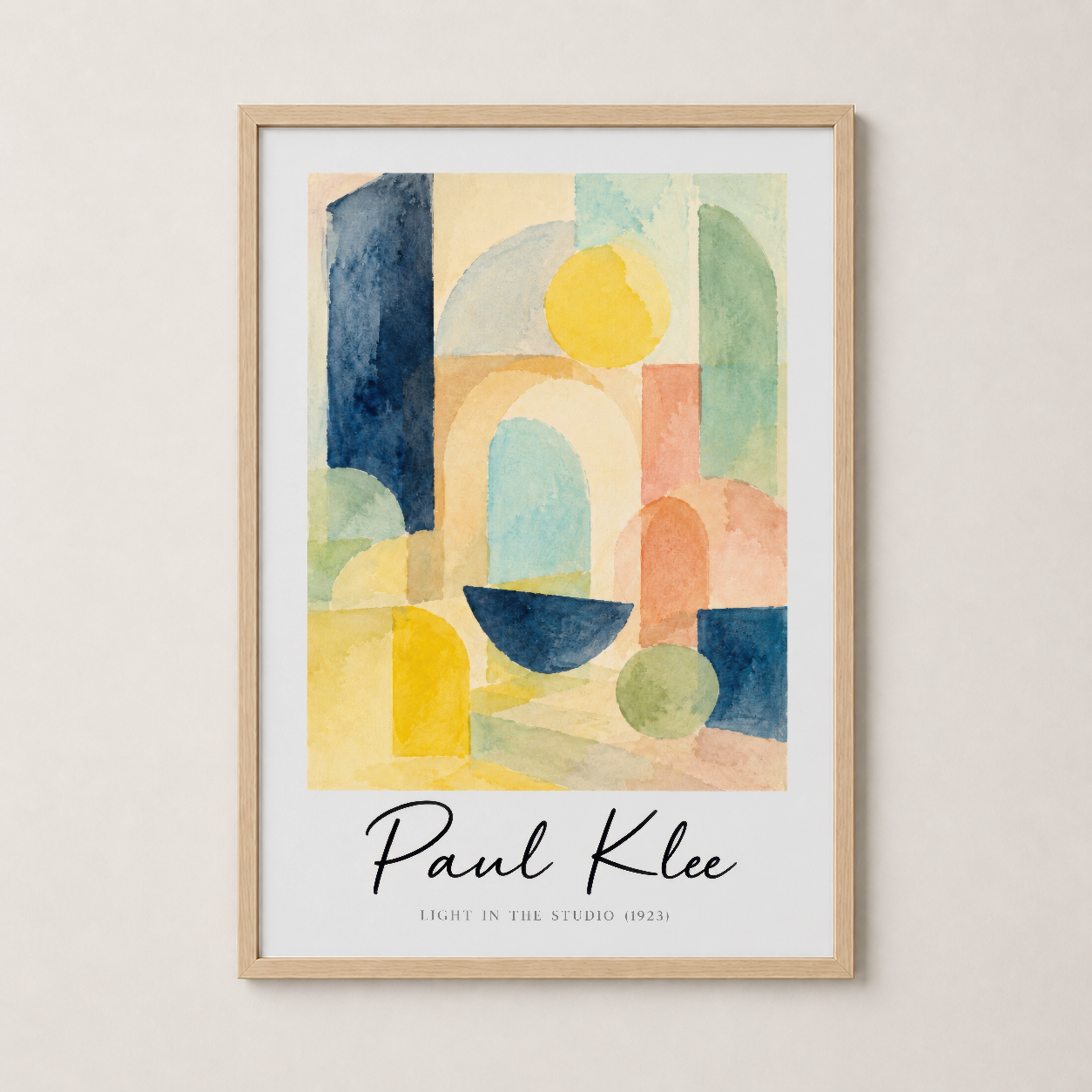 Doğal ahşap çerçeveli klasik tasarım, Paul Klee'nin seminal eserini sıcak ve davetkar bir atmosfere yerleştirir.