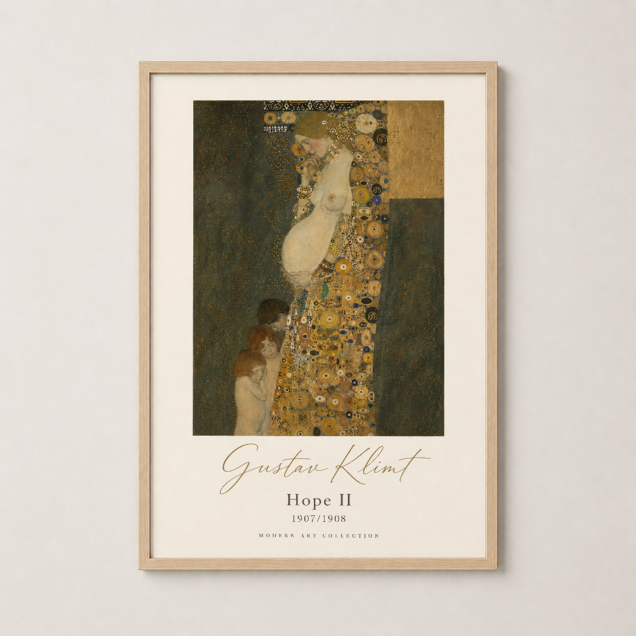 Doğal ahşap çerçeveli Klimt Hope II tablosu, ılık ve organik bir iç mekan stiline uygun.