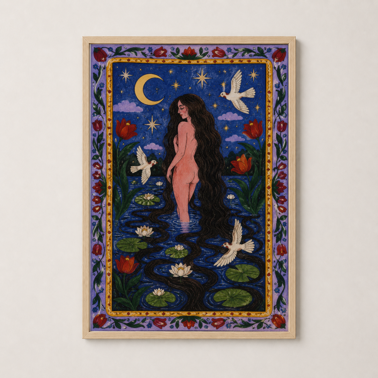 Doğal ahşap çerçevede, mistik gece temasında nilüfer ve barış kuşlarıyla bezenmiş sanat tablosu, modern ev dekorasyonu için.