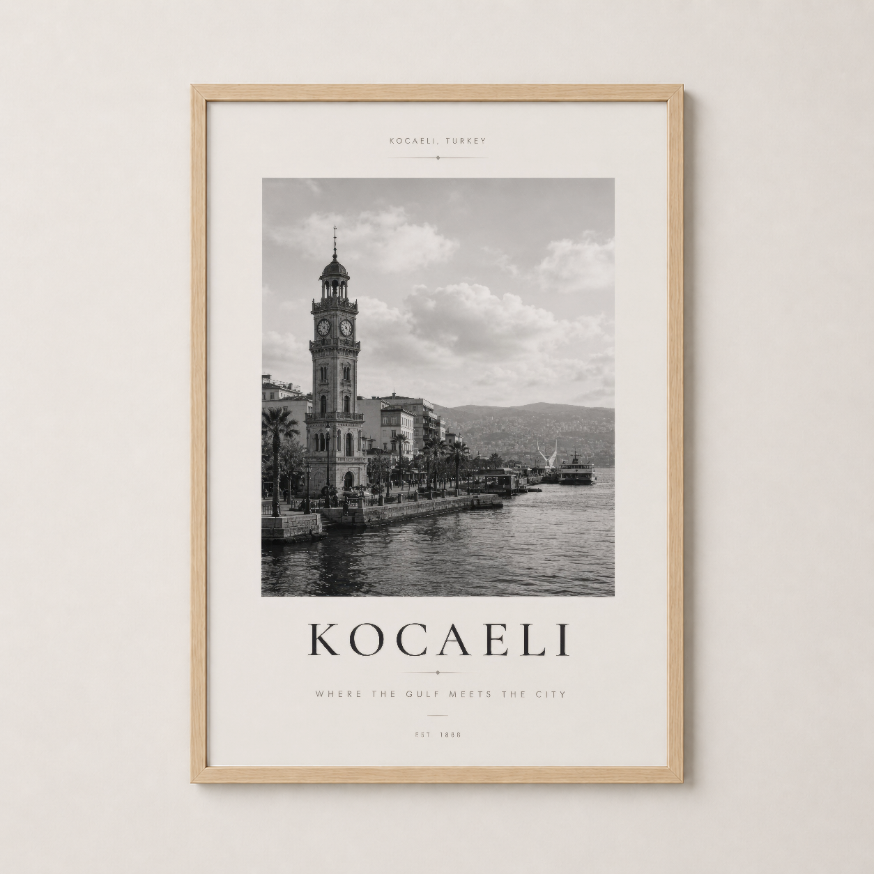 Kocaeli saat kulesi posterinin ahşap çerçeveli versiyonu, sıcak ve doğal dekor stiline uygun.