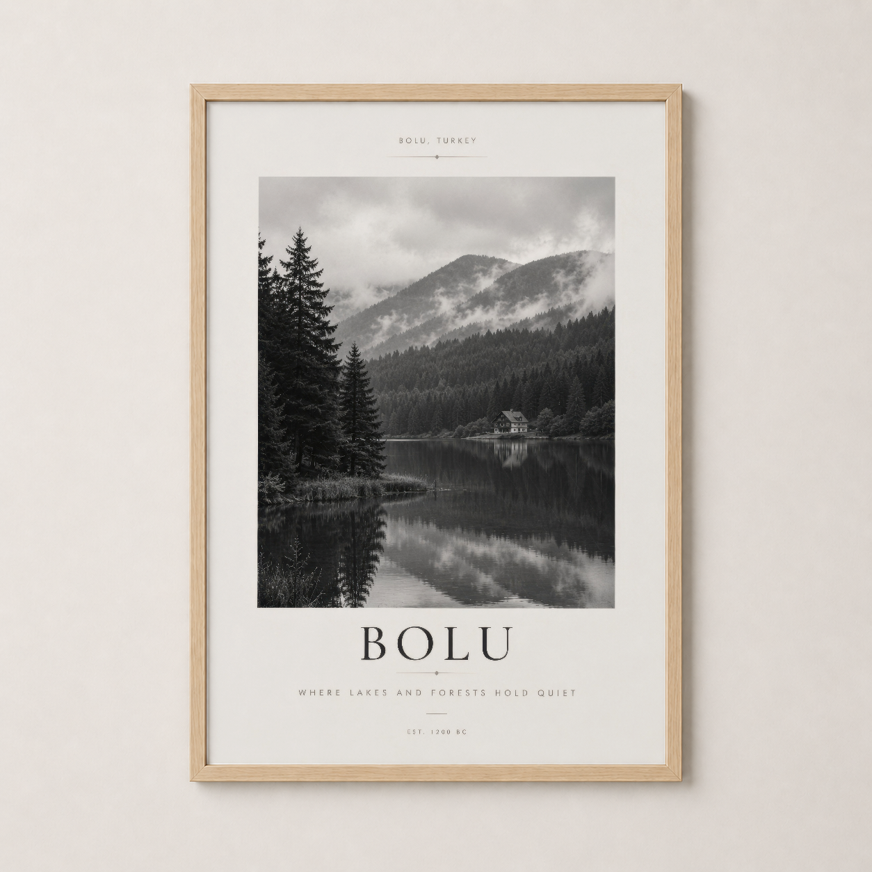 Ahşap çerçeveli, Bolu'nun mist-kaplı dağlarını ve yansımalı gölünü gösteren vintage stilinde poster.