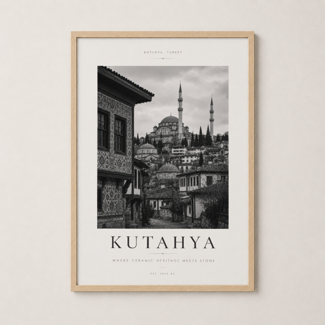 Doğal ahşap çerçevede Kütahya posteri, tarihi şehrin atmosferik siyah-beyaz görüntüsü ve modern iç tasarım.