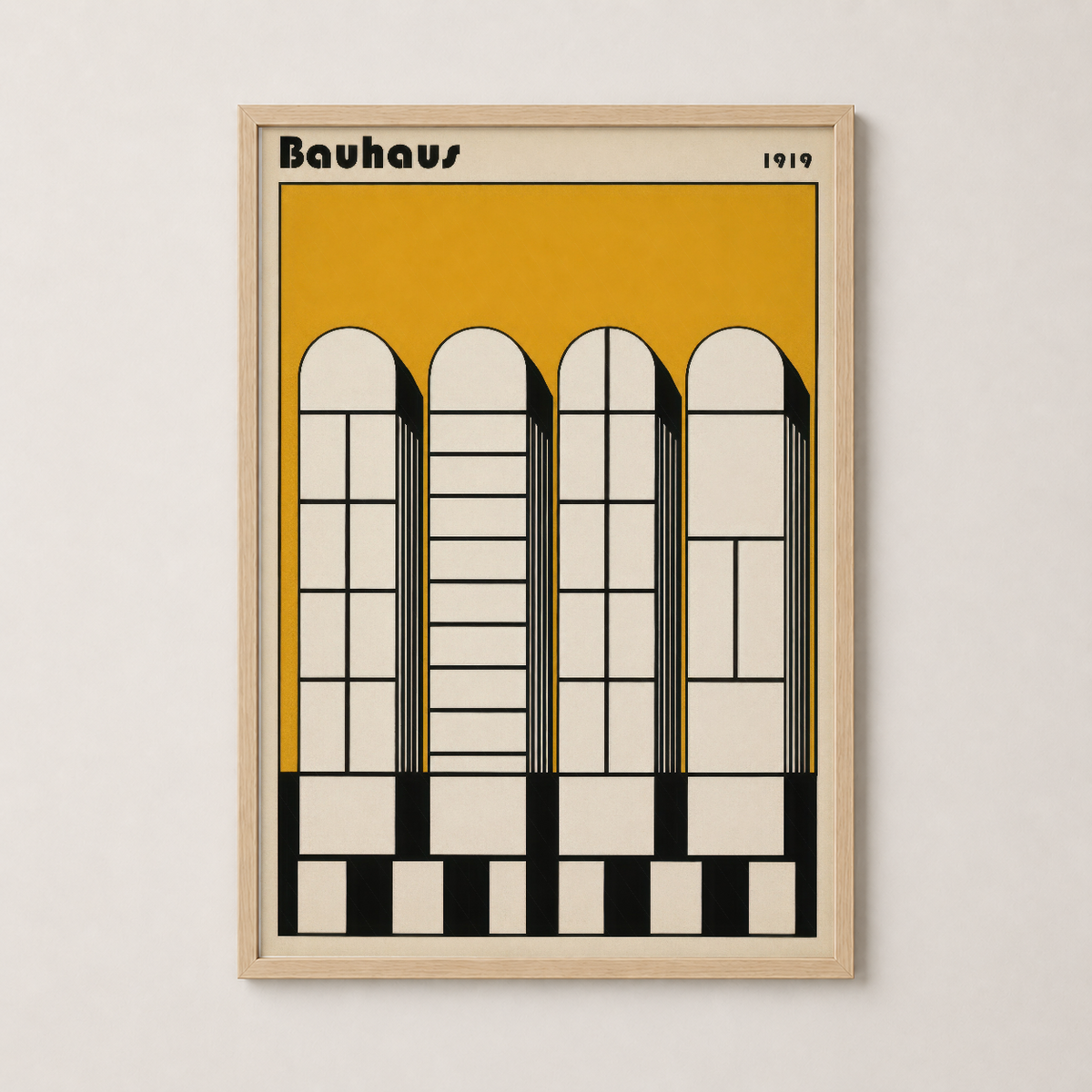 Doğal ahşap çerçeveli Bauhaus tasarımı tablo, sarı-siyah kontrastlı geometrik pencereleri sergilemiştir.