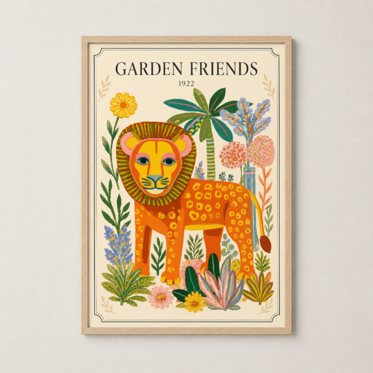 Garden Friends tablosu ahşap çerçeveli, sıcak tonlu yaşam alanında duvar sanatı olarak konumlandırılan renkli illüstrasyon.