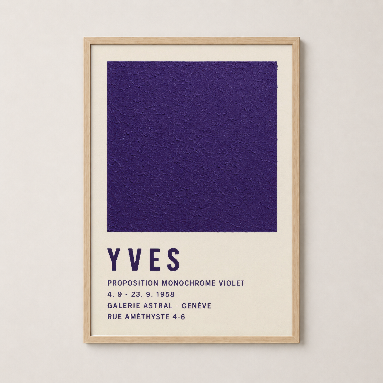 Doğal ahşap çerçeveli poster, Klein'ın Proposition Monochrome Violet sergisi belgesinin modern yorumu.