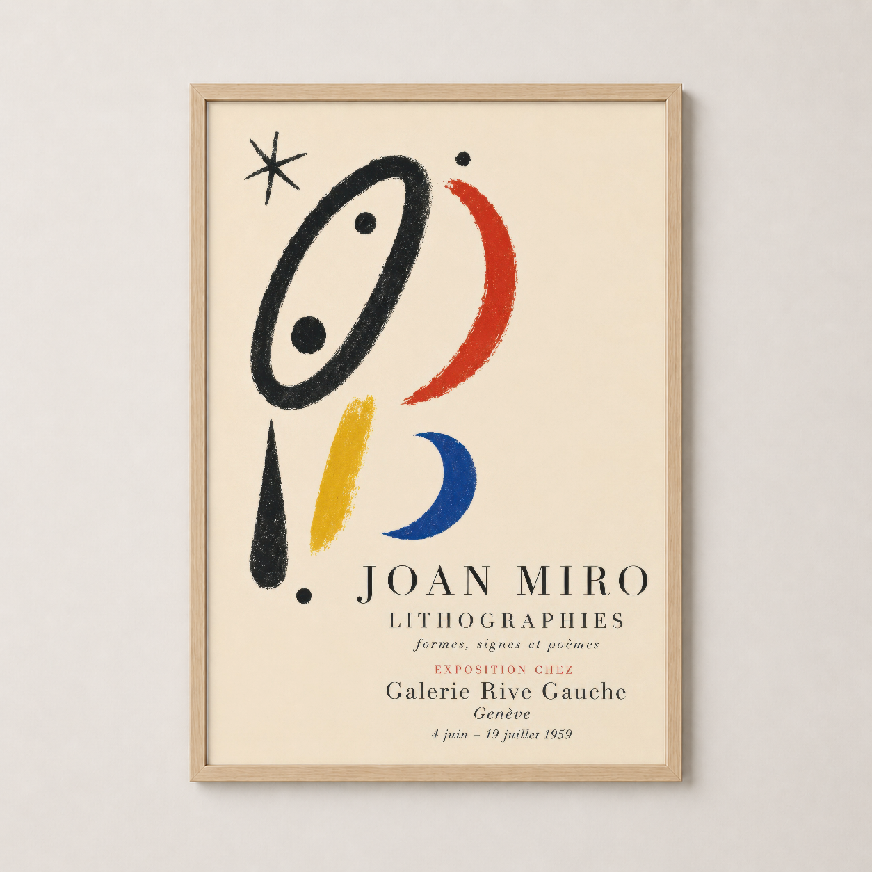 Miro'nun edebi Lithographies sergisinin aftişi doğal ahşap çerçevede, contemporary salon dekoru.