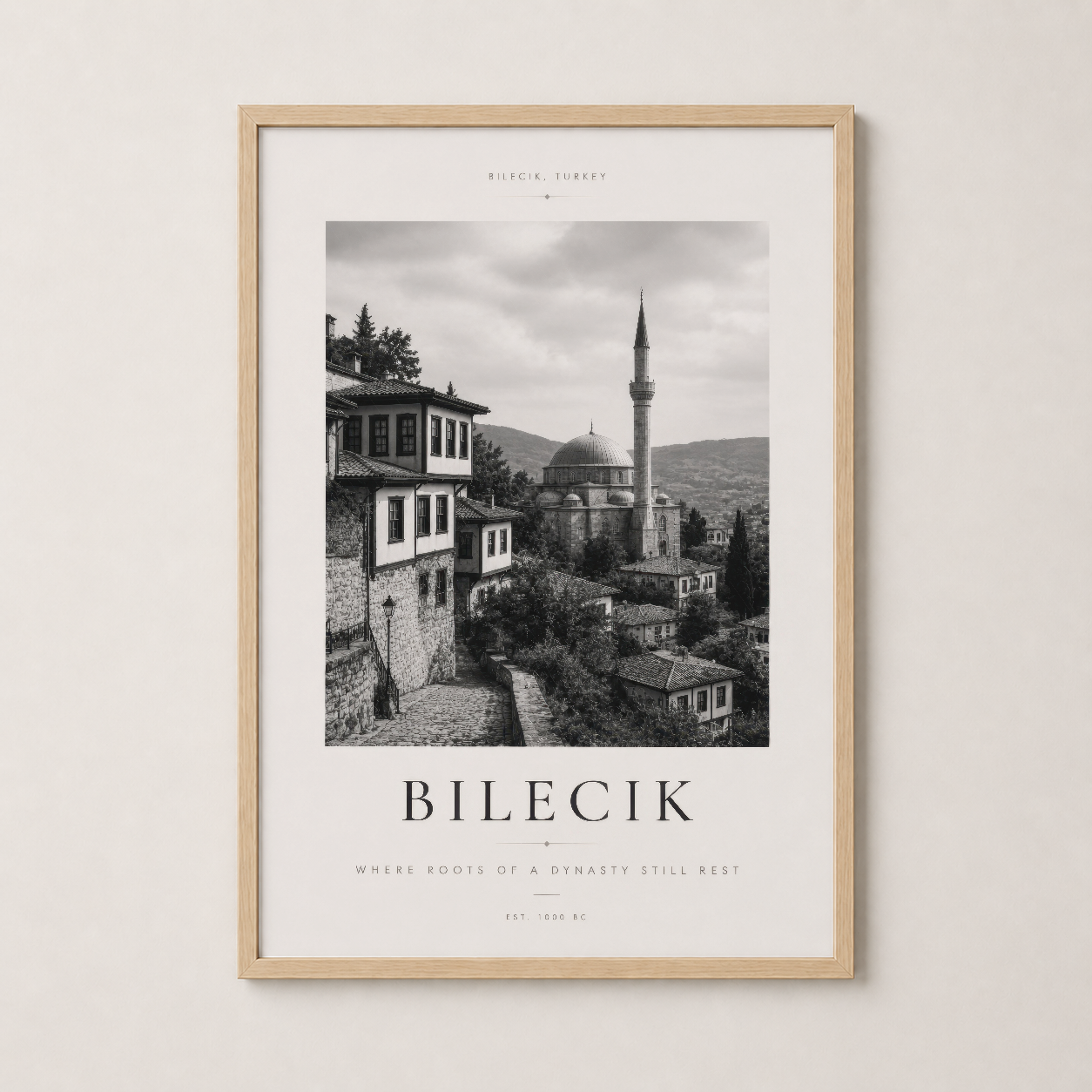 Bilecik manzarası ahşap çerçeveli poster, dingin ve şık dekorasyon seçeneği olarak sunuluyor.
