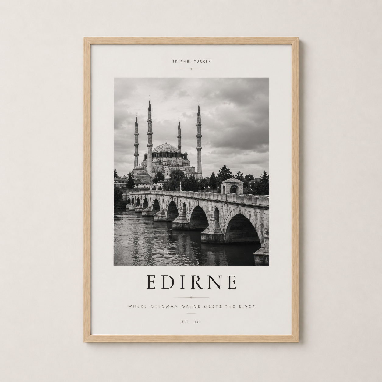 Edirne posteri ahşap çerçevede, vintage atmosfer yakalayan siyah beyaz mimari fotoğraf tasarımı.
