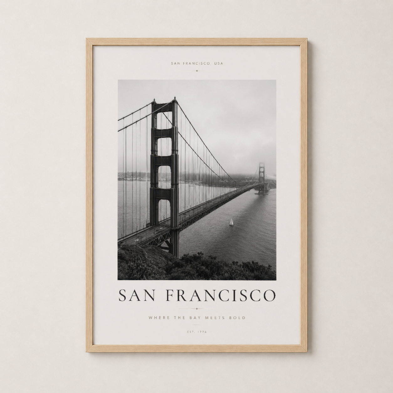 Golden Gate Köprüsü posteri, doğal ahşap çerçevede sıcak ve samimi bir dekorasyon etkisi yaratıyor.
