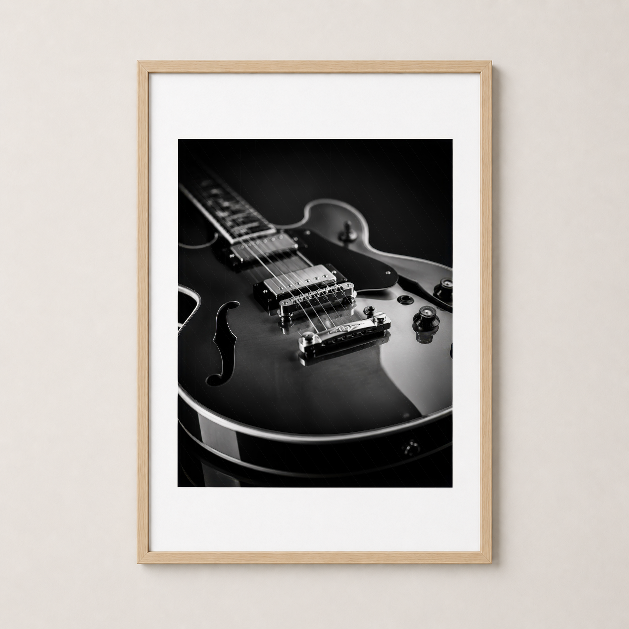Doğal ahşap çerçeveli gitar posteri, müzik severler için zarif siyah beyaz sanat dekorasyonu.