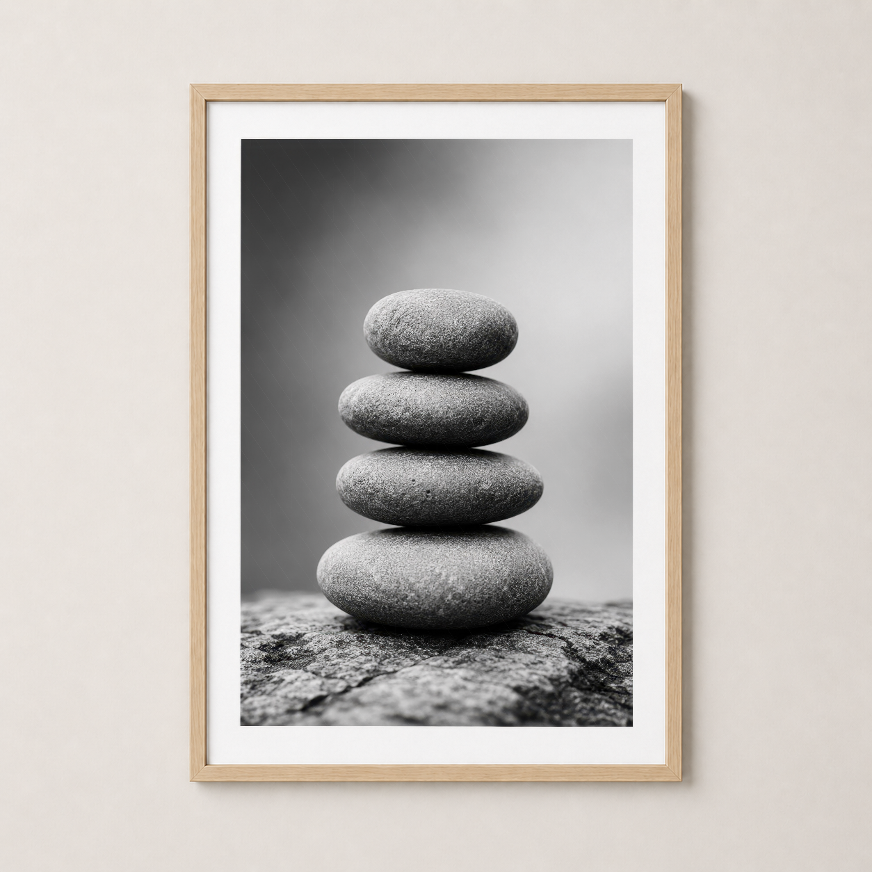 Ahşap çerçeveli poster: doğal tonda ahşap çerçevede, zen felsefesi yansıtan taş dengeleme tasarımı.
