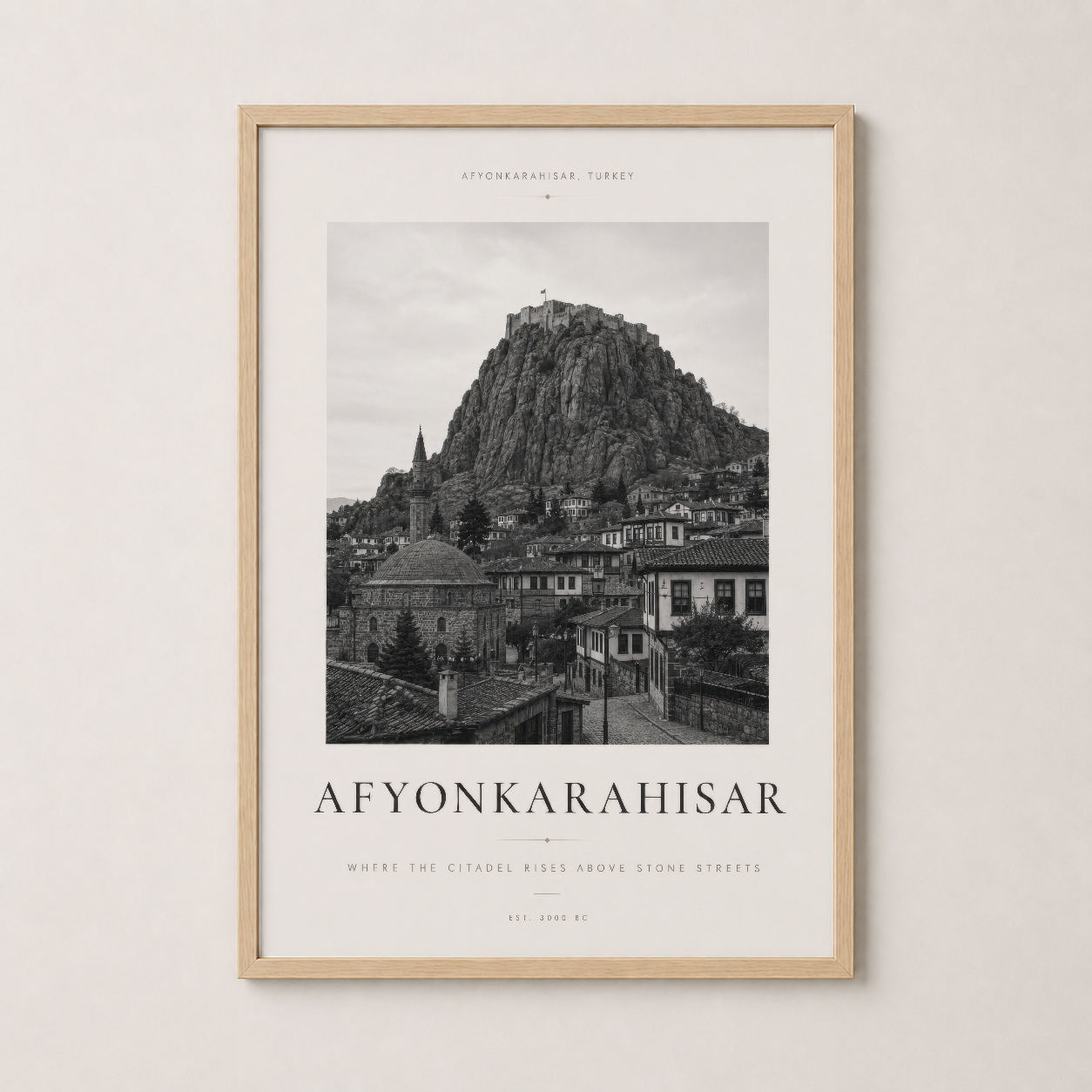 Afyonkarahisar'ın tarihsel güzelliğini ahşap çerçevede sunan dekoratif poster tablosu