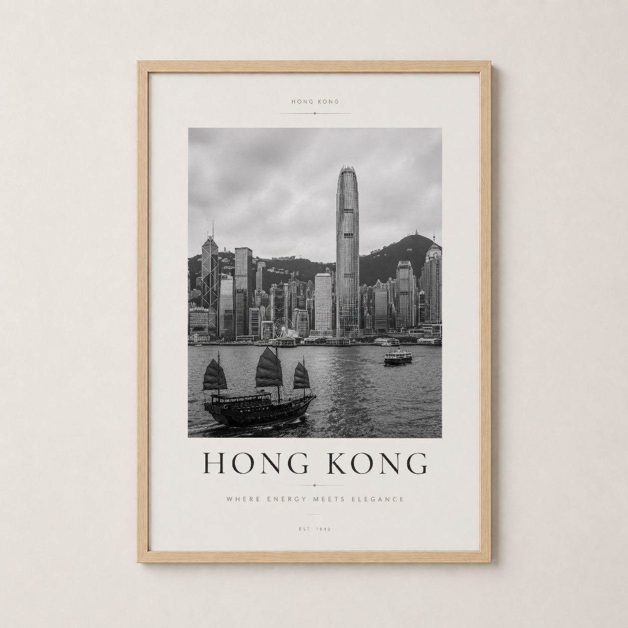 Hong Kong posteni doğal ahşap çerçevede, sıcak ve çağdaş dekor için ideal seçim.
