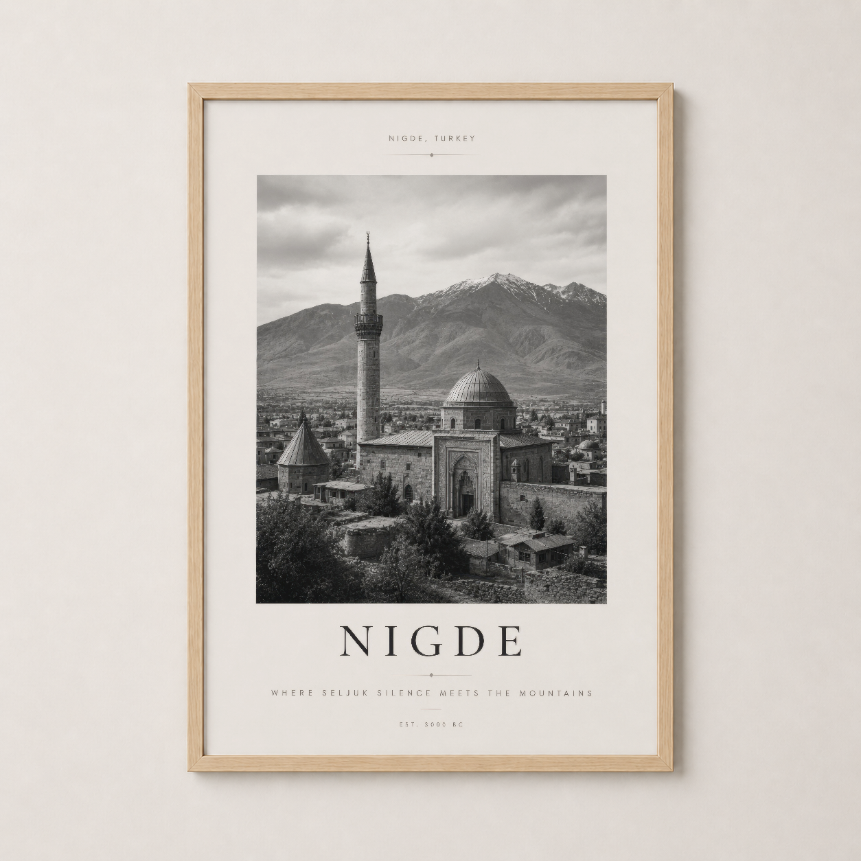 Nigde posteri ahşap çerçevede, Selçuk mimarisinin efsanevi güzelliğini monokrom fotoğrafla gösteren dekoratif tasarım.