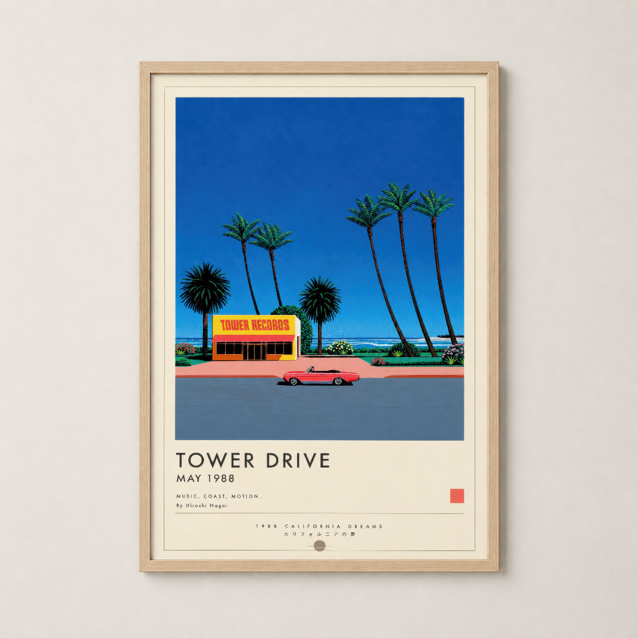 Doğal ahşap çerçeveyle sergilenen Tower Drive minimal sanat posteri, okyanus manzarası ve retro mimarisinin yer aldığı