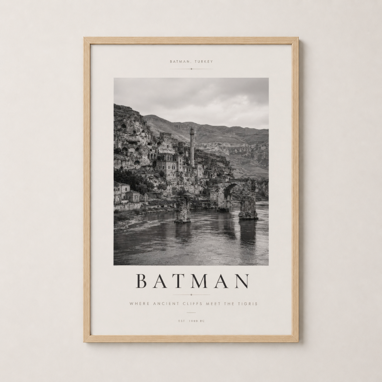 Batman poster ahşap çerçevede, Türkiye'nin tarihi güzelliğini gösteren vintage stil sanat eseri
