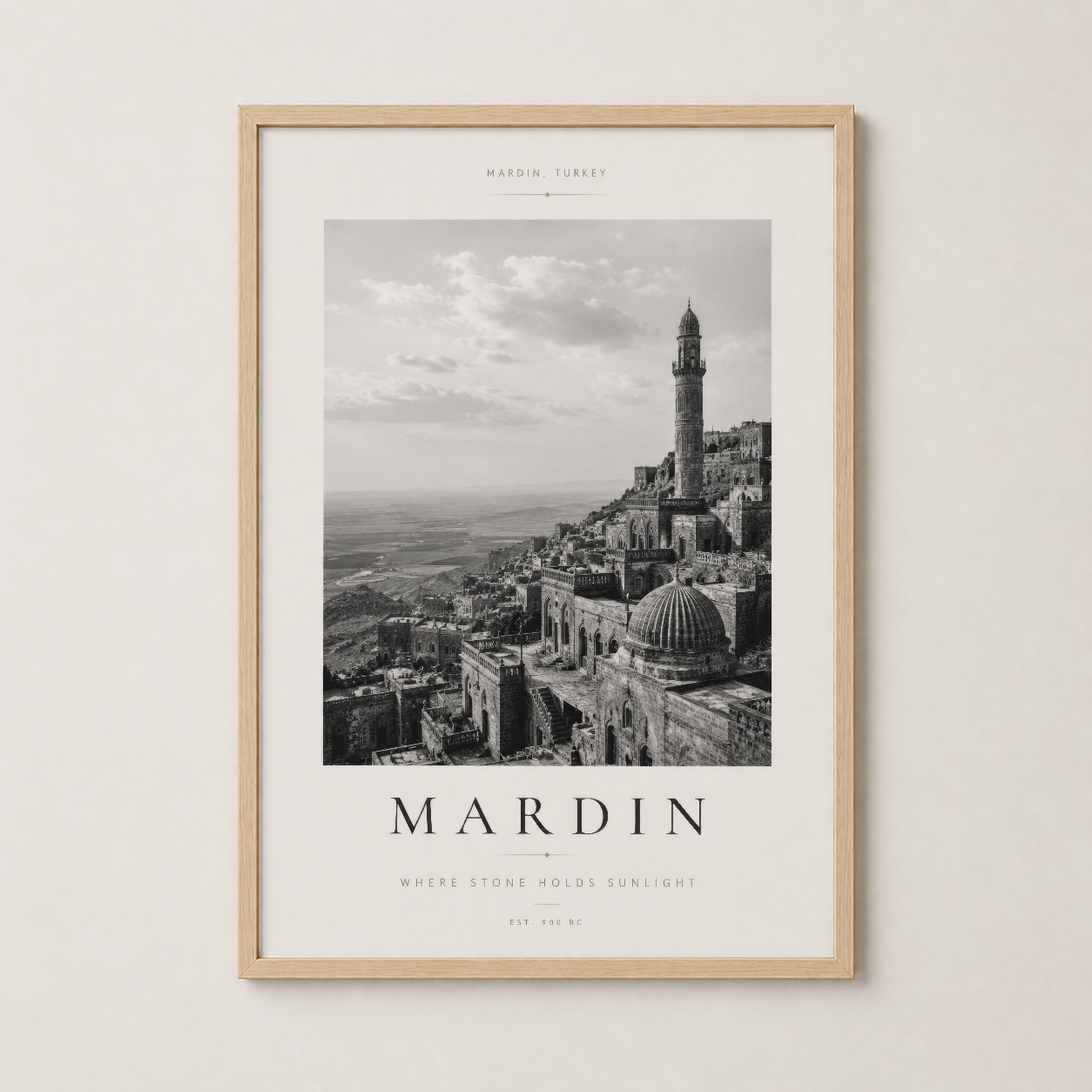 Doğal ahşap çerçevedeki Mardin tablosu, sıcak tonlarla modern mekan dekorasyonuna uyum sağlıyor.