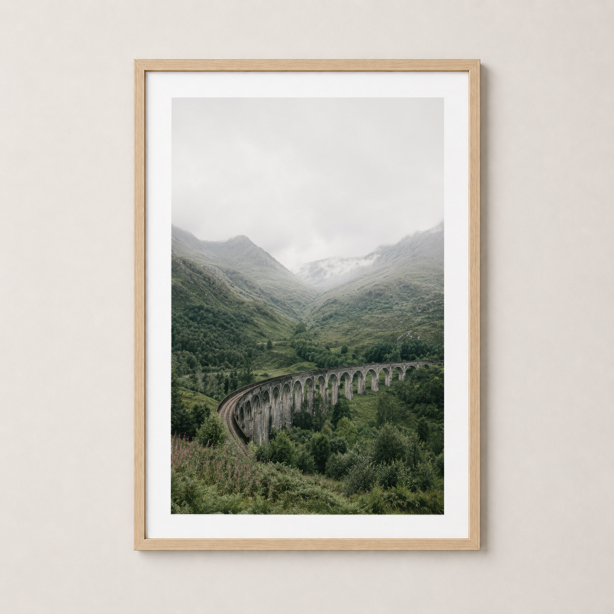 Ahşap çerçeveli dağ tablosu, ormanlık vadide görkemli viadukt fotoğrafı sanat baskısı