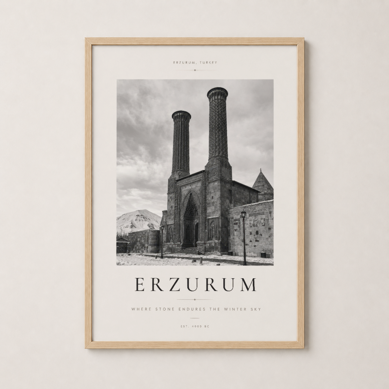 Ahşap çerçeveli Erzurum sanat tablosu, doğal sıcaklık ve nostaljik seçeneğiyle duvarları hayat veren tasarım.