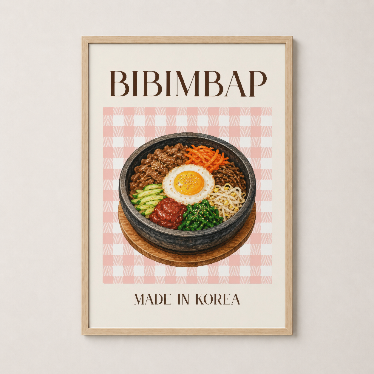 Bibimbap tablosu, doğal ahşap çerçevede, Asya mutfak kültürünü hafif ve sıcak şekilde yansıtan poster.