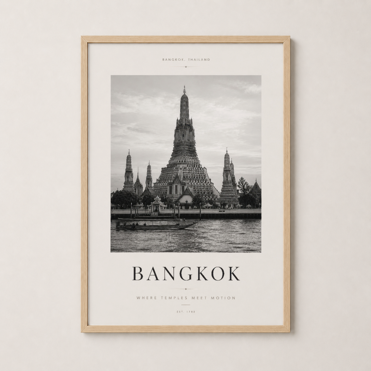 Doğal ahşap çerçeveli Bangkok posteri, Chao Phraya Nehri'ndeki tapınak görüntüsüyle sıcak ve sakin bir atmosfer oluşturuyor.