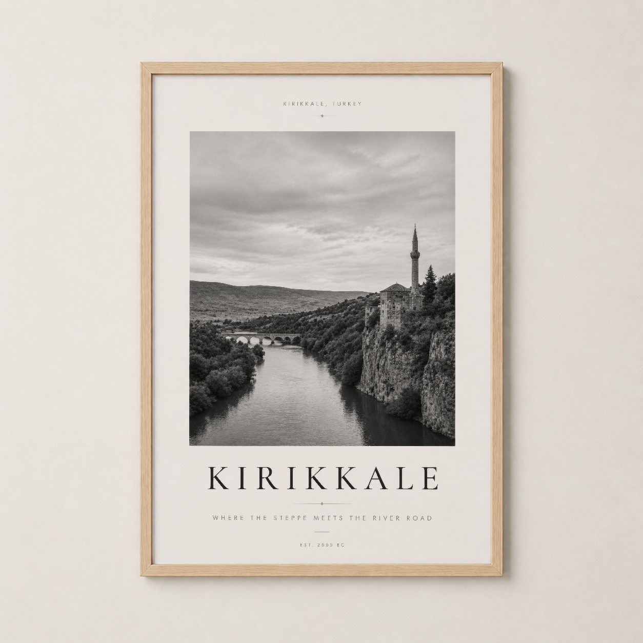 Ahşap çerçeveli Kırıkkale sanat eseri, sıcak ortamda doğal güzellik ve vintage atmosfer yaratıyor.